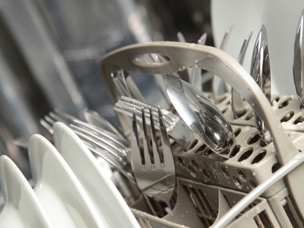 clean-tableware-dishwasher